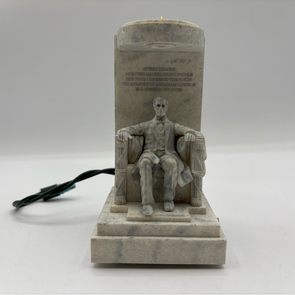 Vintage 1997 Hallmark Lincoln Memorial Ornament Light & Music Patriotic Keepsake